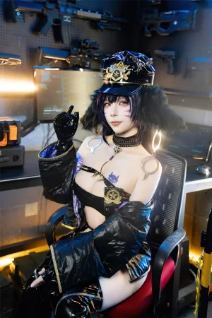 二佐Nisa《碧蓝航线 武藏 女警》主题写真：25张全套美图