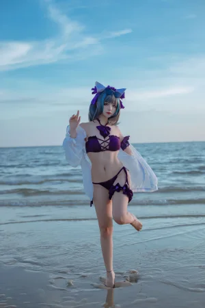二佐Nisa《碧蓝航线 柴郡泳装》主题写真：30张全套美图