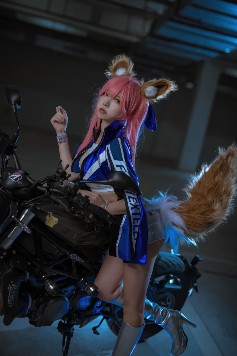 二佐Nisa《FGO 玉藻前赛车服》主题写真：30张全套美图