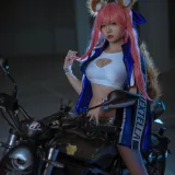 二佐Nisa《FGO 玉藻前赛车服》主题写真：30张全套美图