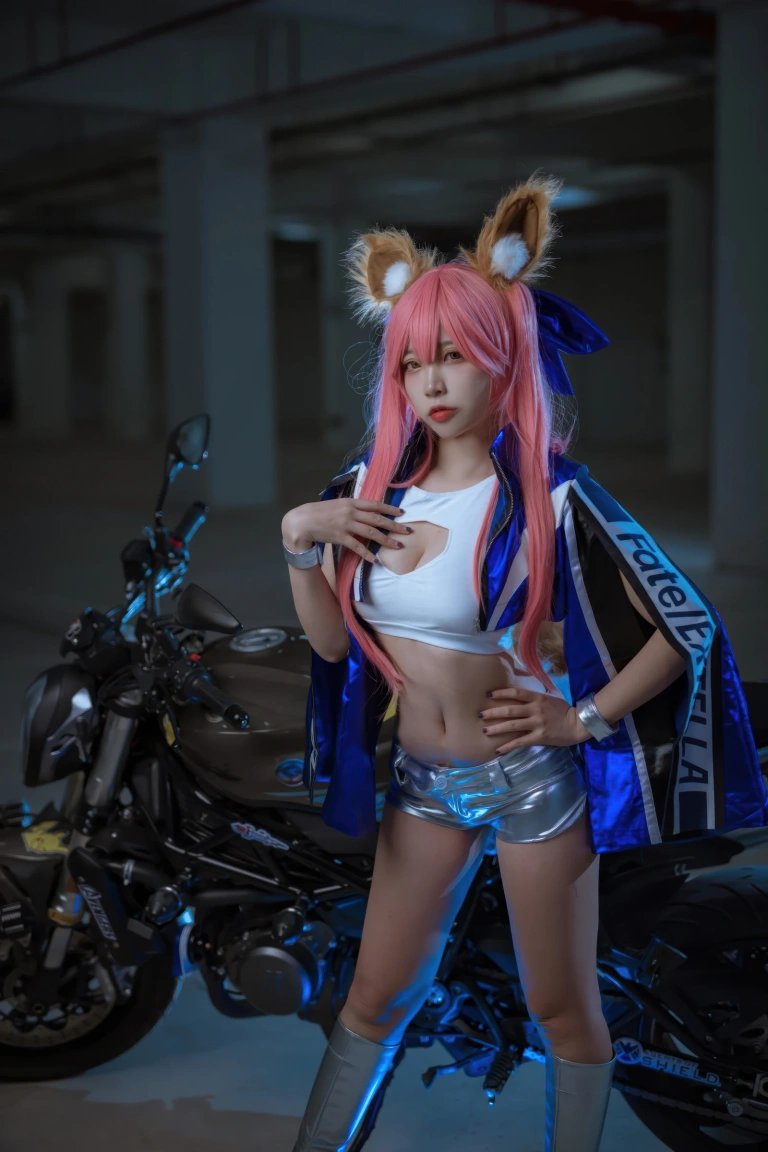 二佐Nisa《FGO 玉藻前赛车服》主题写真：30张全套美图