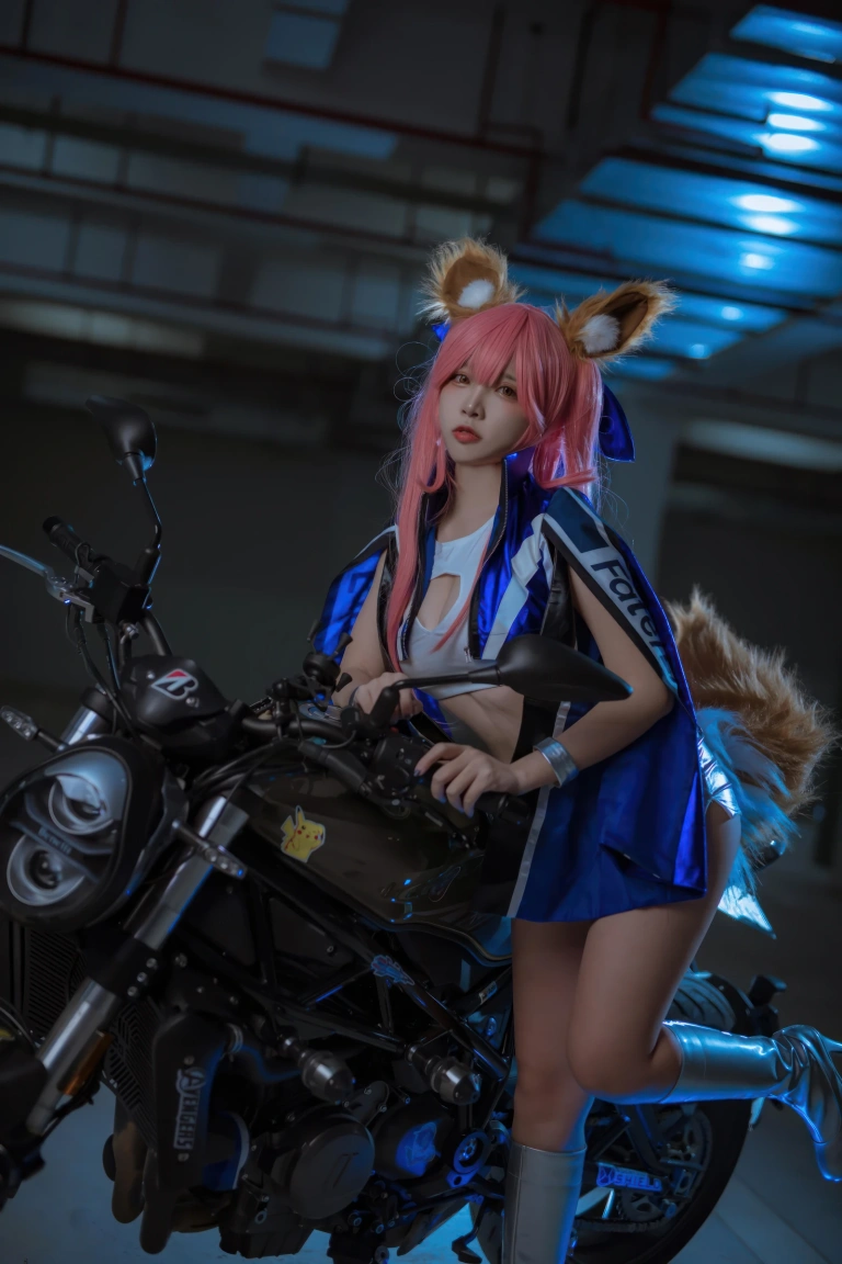 二佐Nisa《FGO 玉藻前赛车服》主题写真：30张全套美图