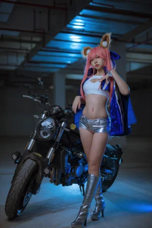 二佐Nisa《FGO 玉藻前赛车服》主题写真：30张全套美图