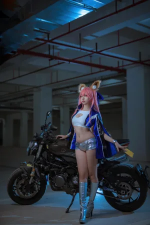 二佐Nisa《FGO 玉藻前赛车服》主题写真：30张全套美图
