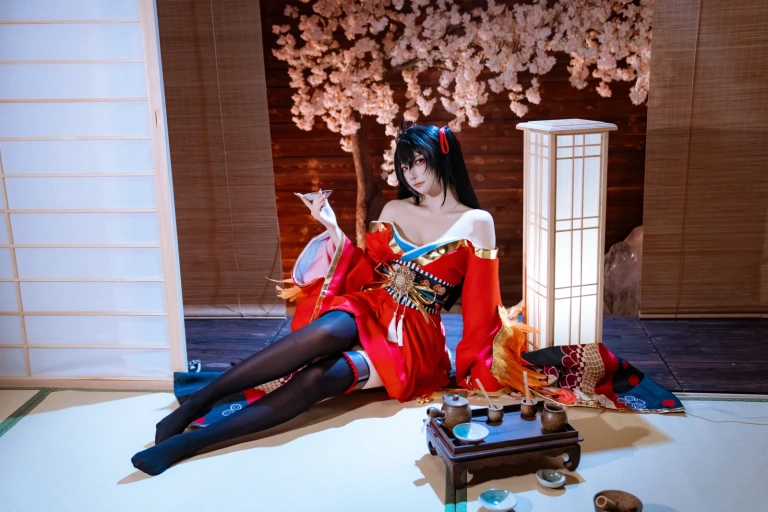 二佐Nisa《碧蓝航线 大凤 原皮》主题写真：35张全套美图