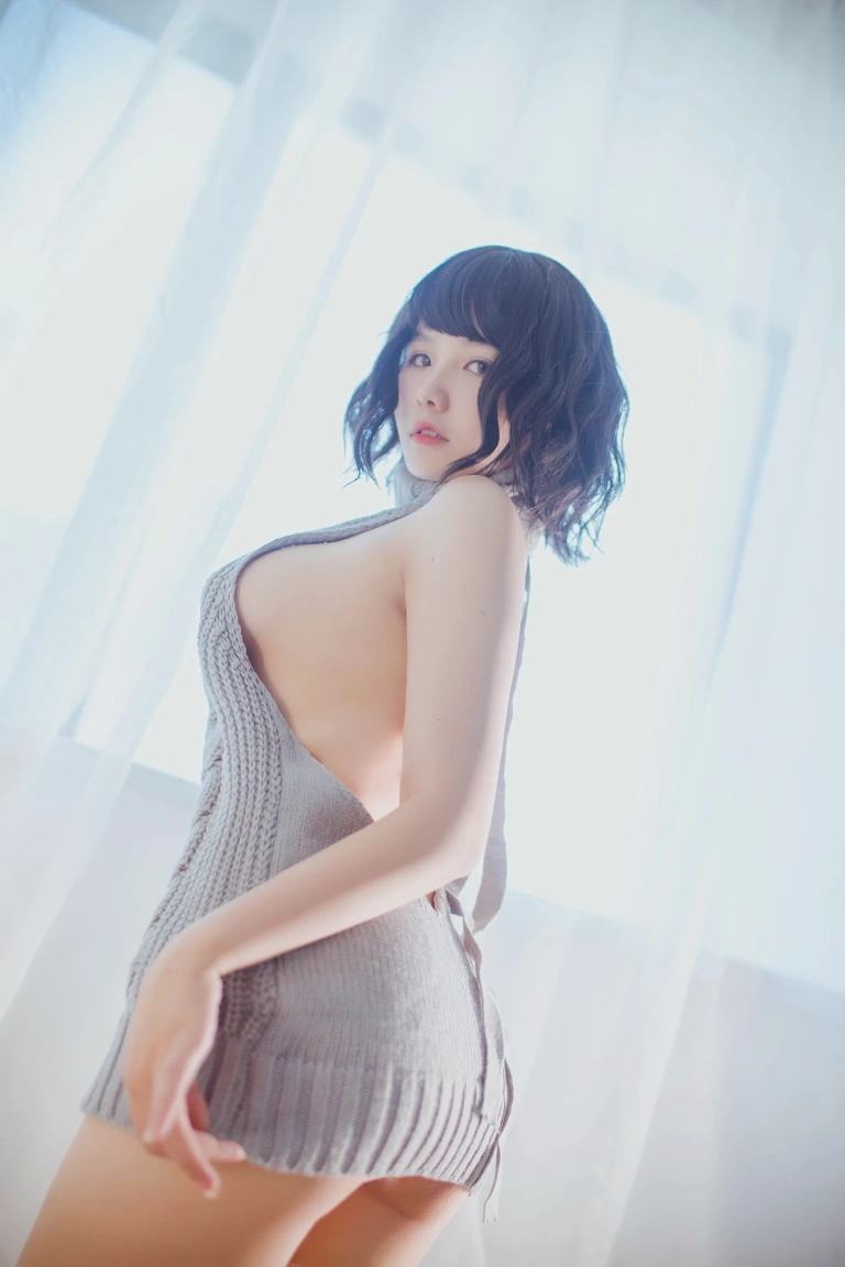 阿半今天很开心《露背毛衣》主题写真：28张全套美图