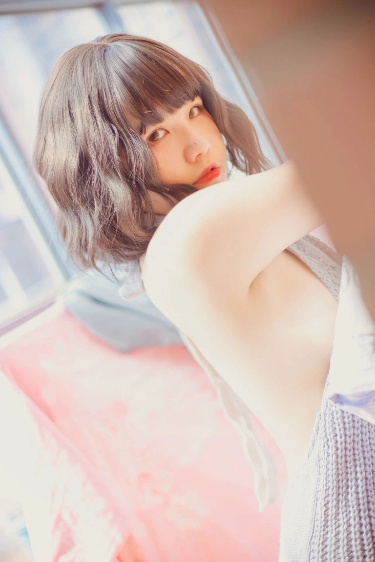 阿半今天很开心《露背毛衣》主题写真：28张全套美图