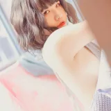 阿半今天很开心《露背毛衣》主题写真：28张全套美图
