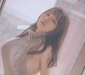 阿半今天很开心《露背毛衣》主题写真：28张全套美图