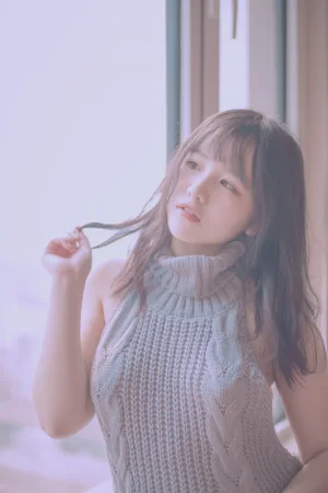 阿半今天很开心《露背毛衣》主题写真：28张全套美图