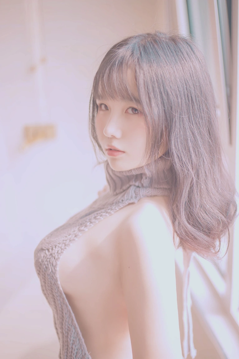 阿半今天很开心《露背毛衣》主题写真：28张全套美图