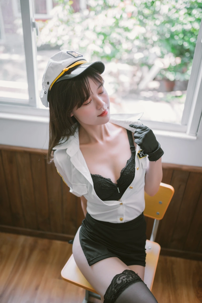 星黛鹿鹿《日常女警》主题写真：33张全套美图