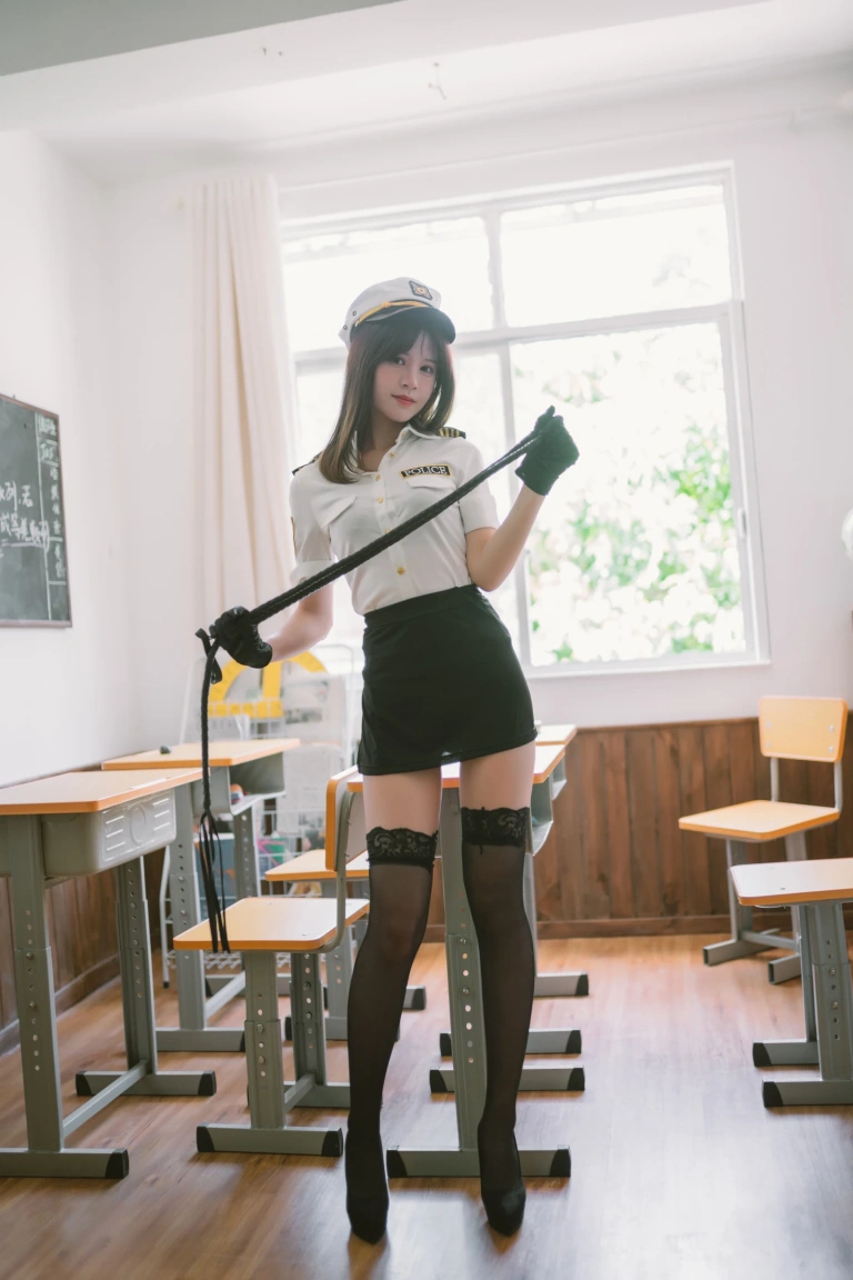 星黛鹿鹿《日常女警》主题写真：33张全套美图