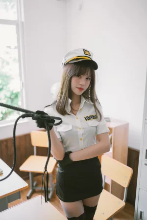 星黛鹿鹿《日常女警》主题写真：33张全套美图