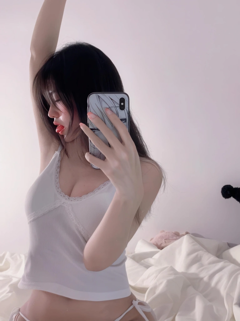 真宝《吊带》主题写真：38张全套美图，含1个视频