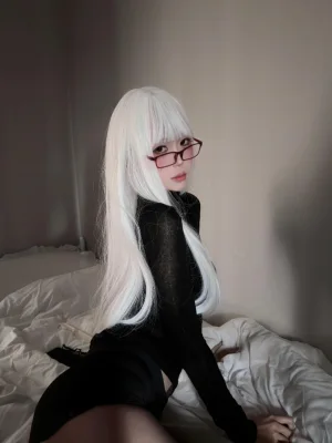 麻薯好吃《暗夜纯白》主题写真：52张全套美图