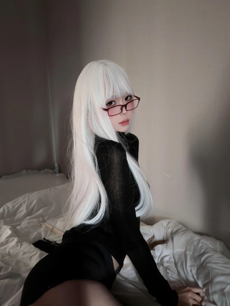 麻薯好吃《暗夜纯白》主题写真：52张全套美图