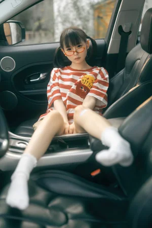 幼水铃衣《周末郊游》主题写真：62张全套美图