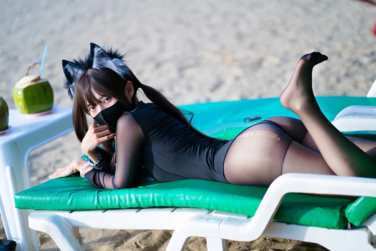 三水子《黑丝泳装》主题写真：70张全套美图