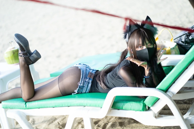 三水子《黑丝泳装》主题写真：70张全套美图