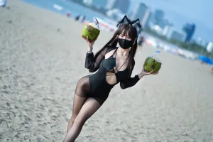 三水子《黑丝泳装》主题写真：70张全套美图
