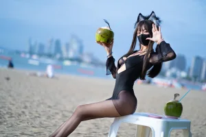 三水子《黑丝泳装》主题写真：70张全套美图