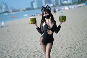 三水子《黑丝泳装》主题写真：70张全套美图
