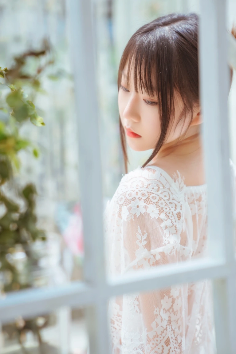 香草喵露露《玻璃房少女》主题写真：76张全套美图