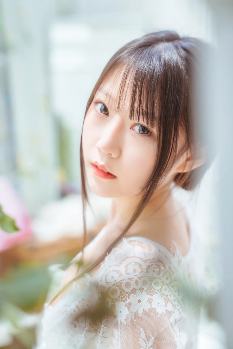 香草喵露露《玻璃房少女》主题写真：76张全套美图