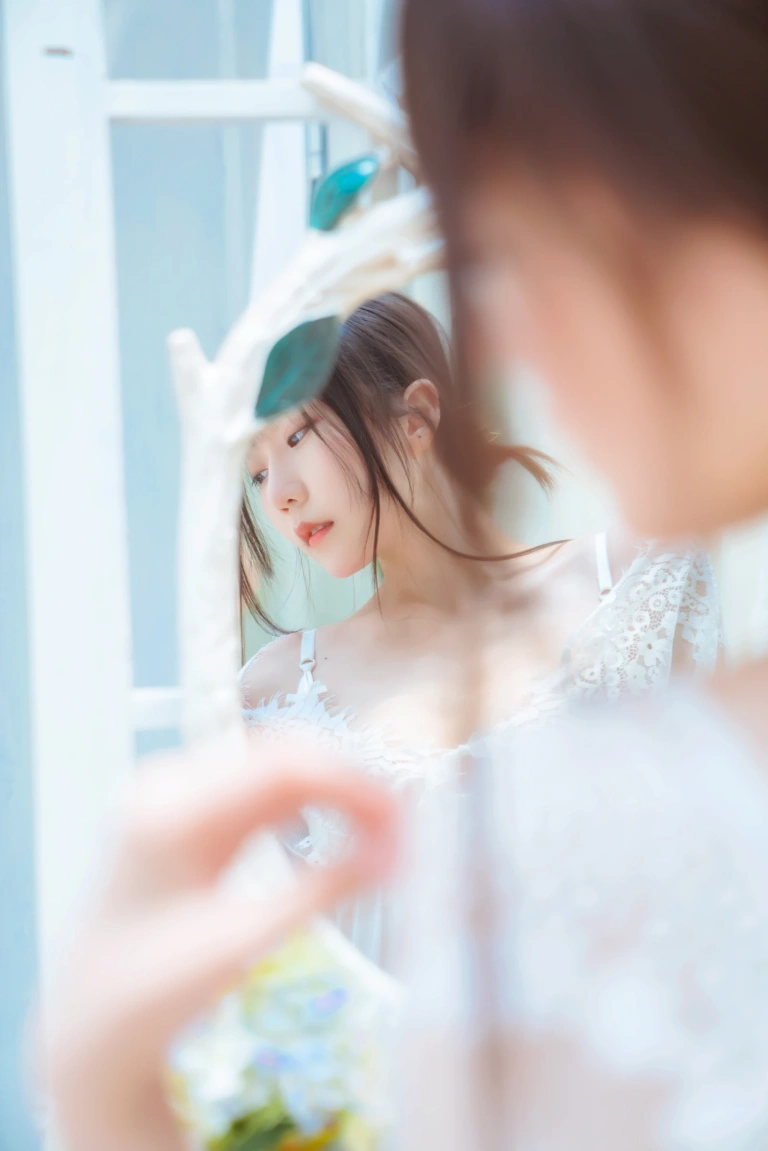 香草喵露露《玻璃房少女》主题写真：76张全套美图