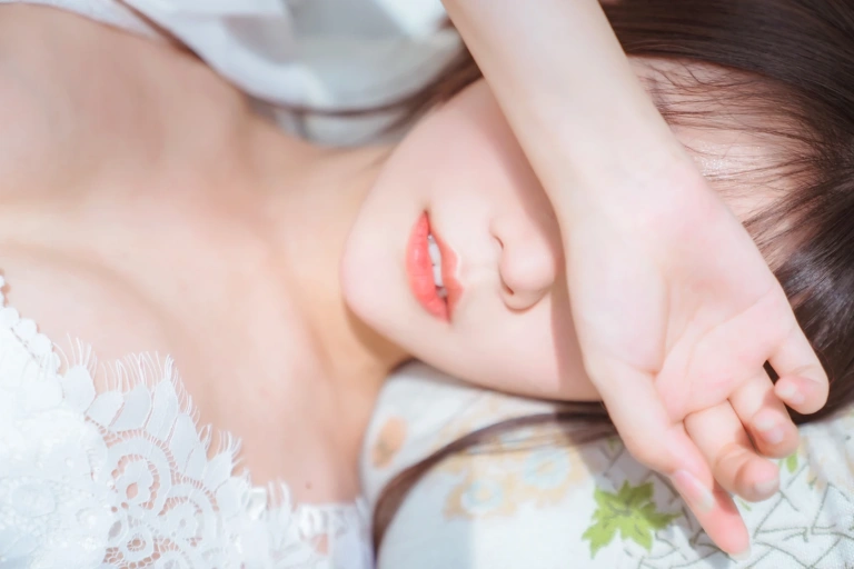 香草喵露露《玻璃房少女》主题写真：76张全套美图