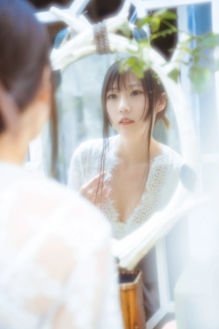 香草喵露露《玻璃房少女》主题写真：76张全套美图