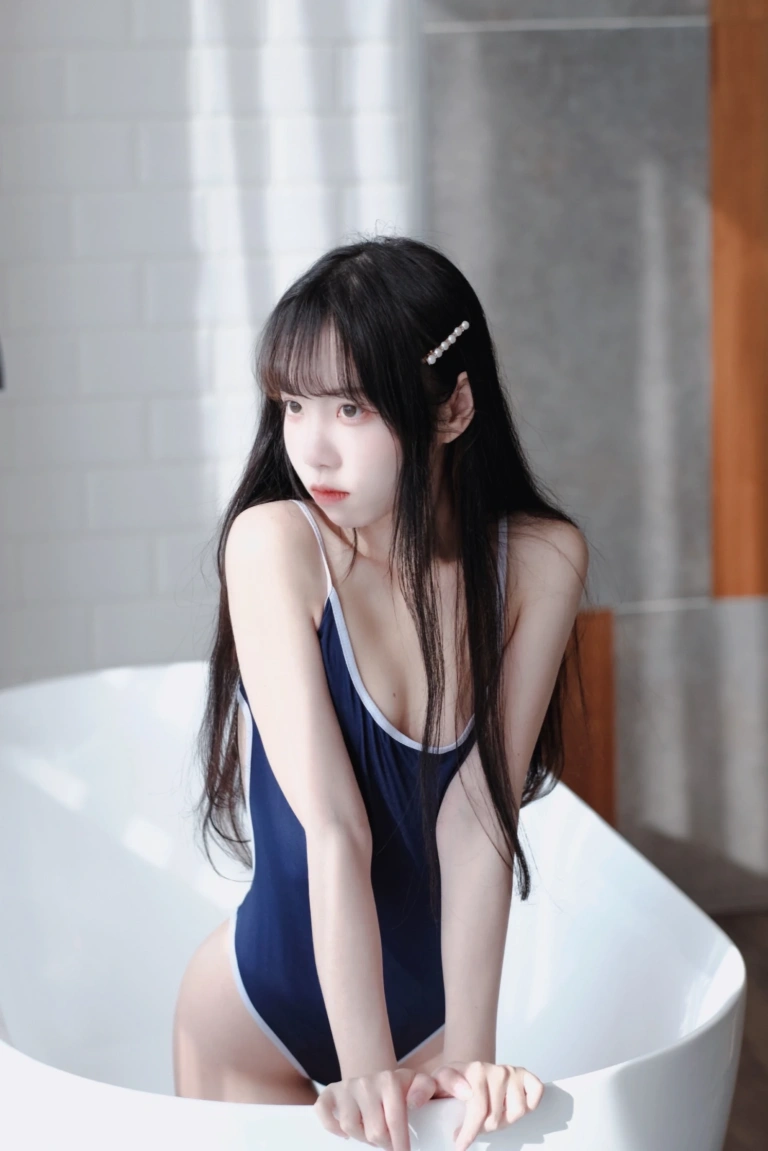 可可小白兔《追蹤起來 跟著🐰🐰去游泳！》主题写真：7张全套美图