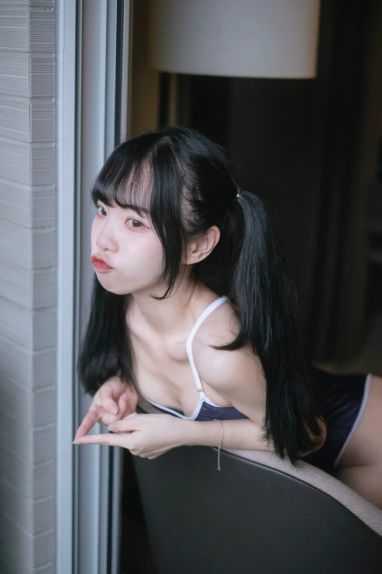 可可小白兔《追蹤起來 跟著🐰🐰去游泳！》主题写真：7张全套美图