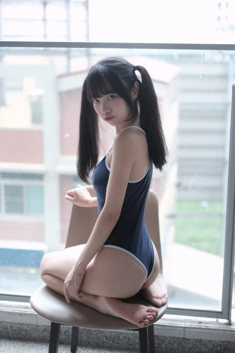 可可小白兔《追蹤起來 跟著🐰🐰去游泳！》主题写真：7张全套美图