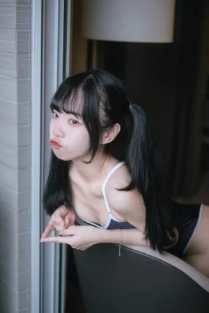 可可小白兔《追蹤起來 跟著🐰🐰去游泳！》主题写真：7张全套美图