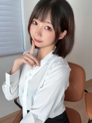 雫しずく《[Fantia] 2024年12月订阅》主题写真：130张全套美图