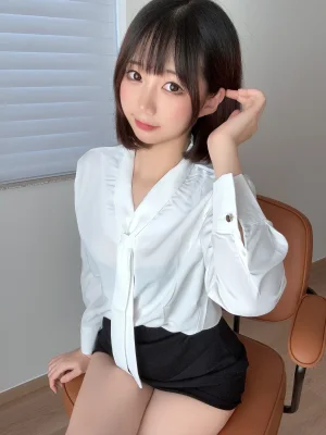 雫しずく《[Fantia] 2024年12月订阅》主题写真：130张全套美图