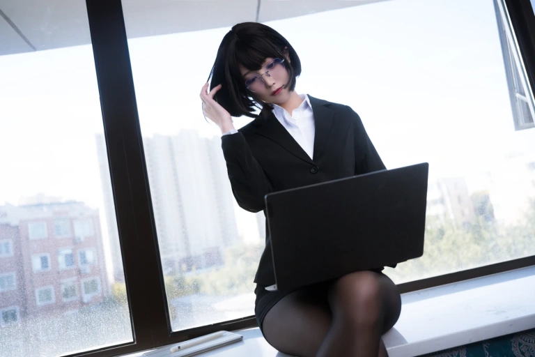 汪知子《OL》主题写真：16张全套美图
