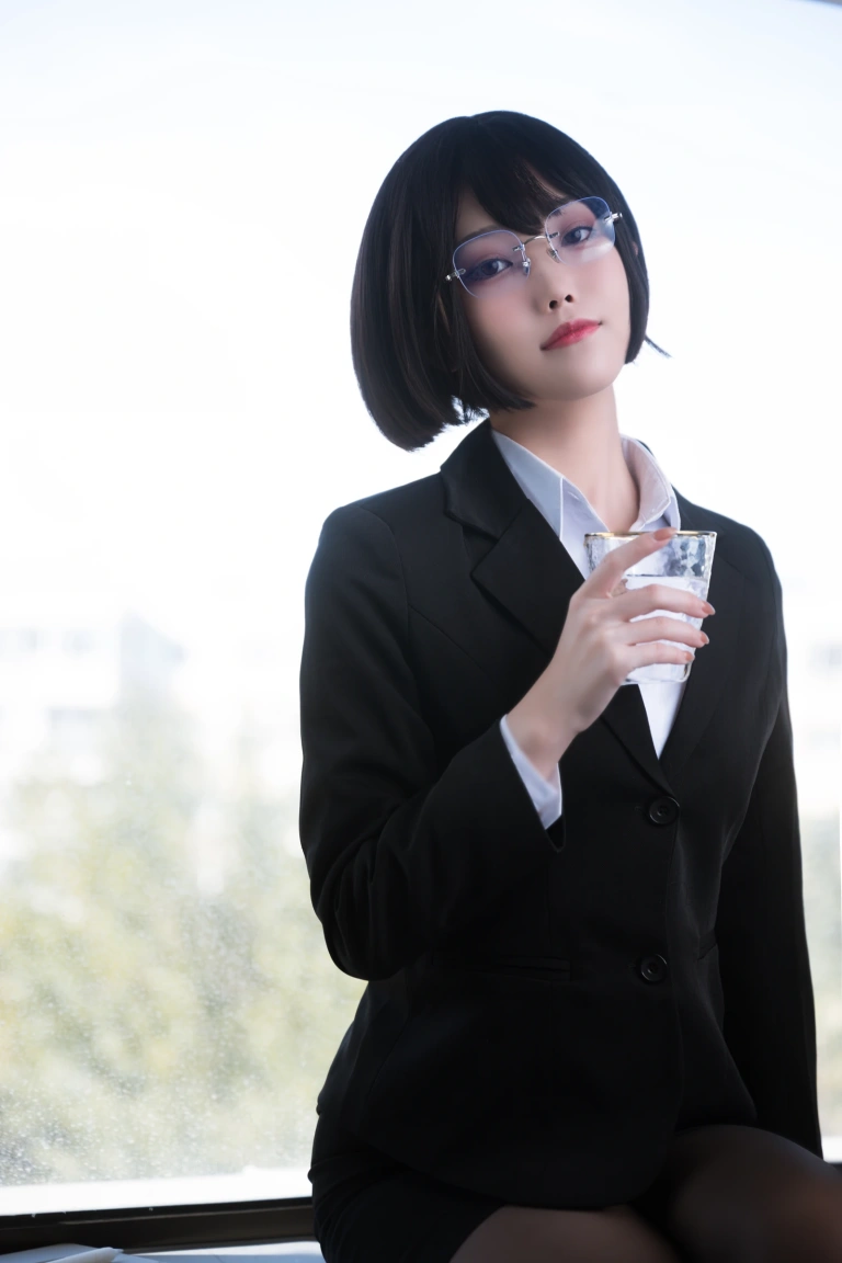 汪知子《OL》主题写真：16张全套美图