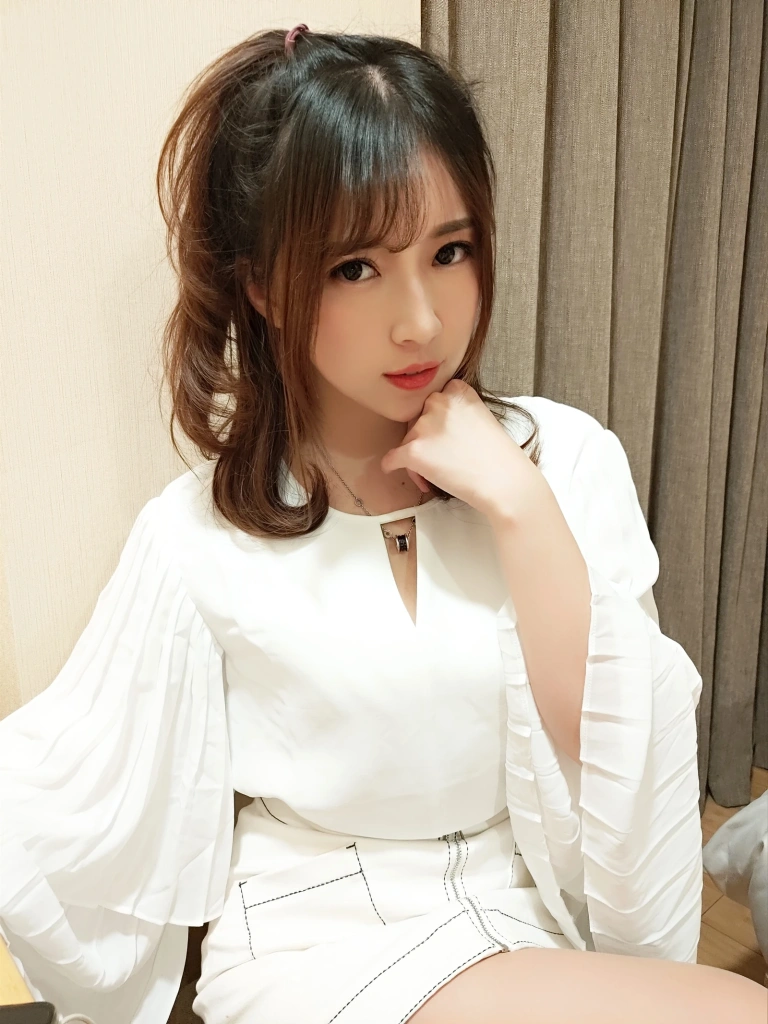 小女巫露娜《OL肉丝》主题写真：40张全套美图