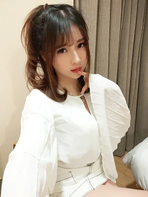 小女巫露娜《OL肉丝》主题写真：40张全套美图