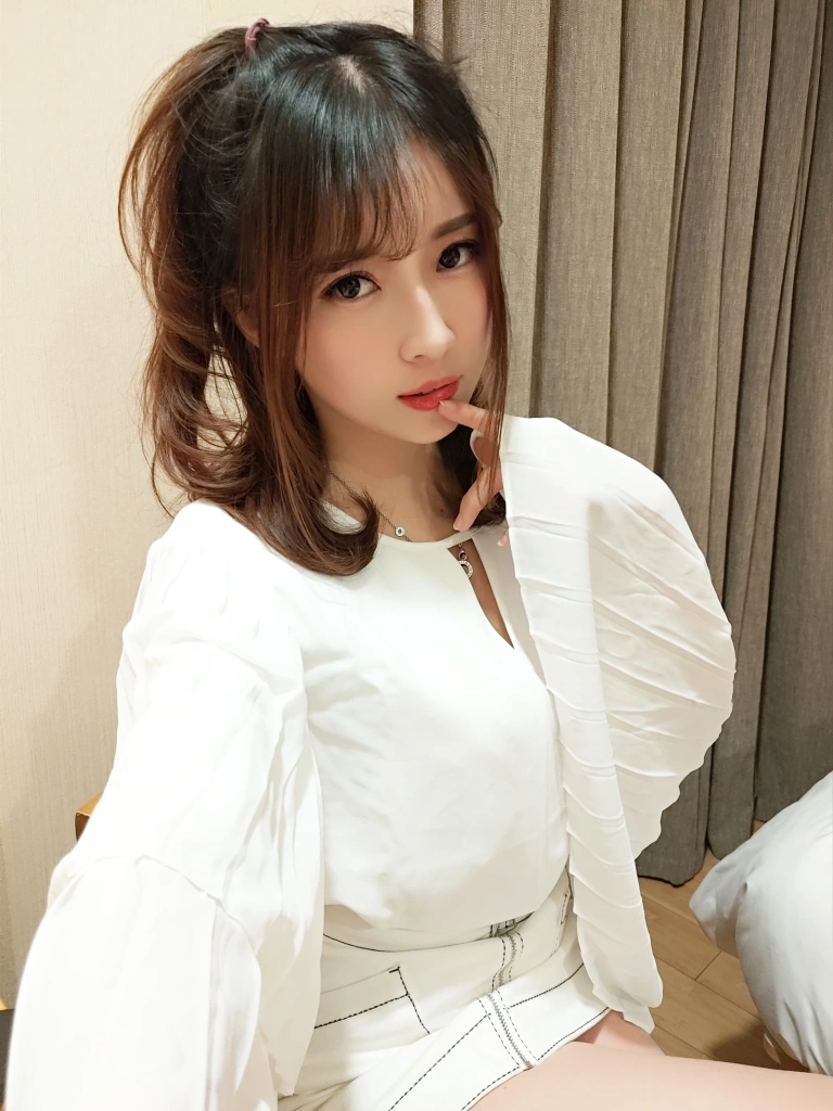 小女巫露娜《OL肉丝》主题写真：40张全套美图