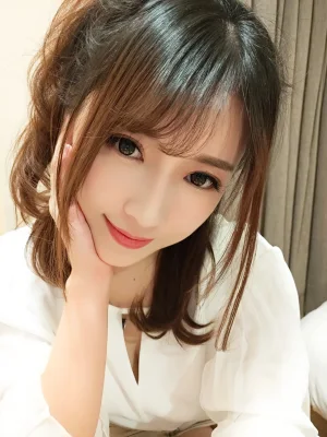 小女巫露娜《OL肉丝》主题写真：40张全套美图