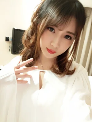小女巫露娜《OL肉丝》主题写真：40张全套美图