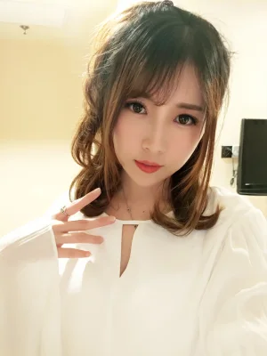 小女巫露娜《OL肉丝》主题写真：40张全套美图