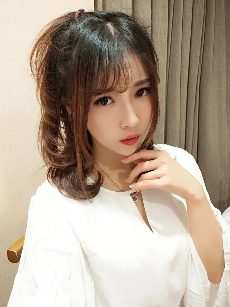 小女巫露娜《OL肉丝》主题写真：40张全套美图