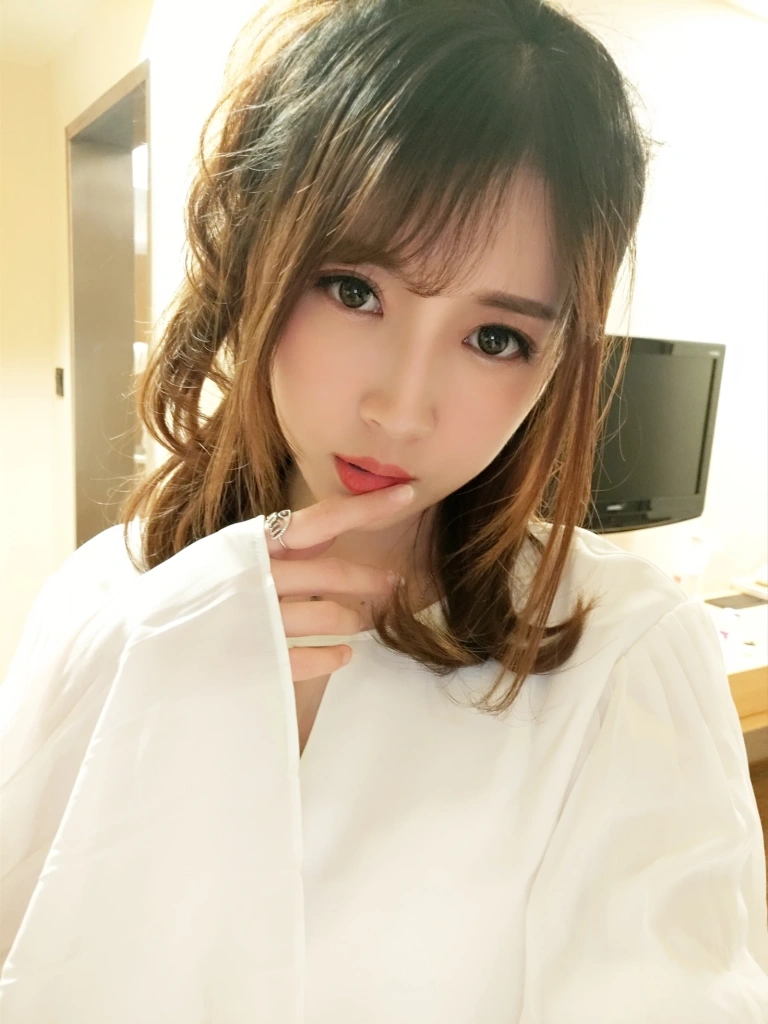 小女巫露娜《OL肉丝》主题写真：40张全套美图