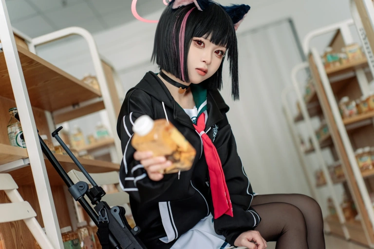 矢量鱼《蔚蓝档案 杏山和纱》主题写真：18张全套美图