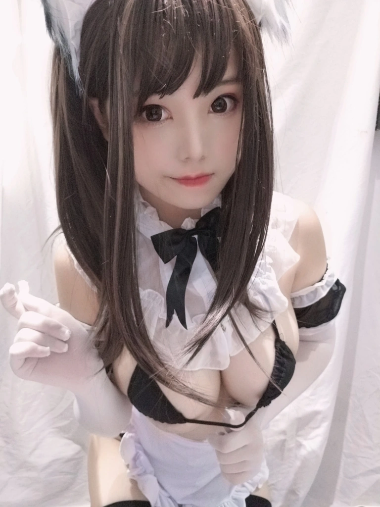 蜜汁猫裘《黑白女仆》主题写真：25张全套美图